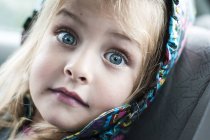 Маленькая девочка с удивленным выражением лица — стоковое фото
