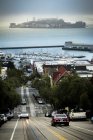 Verkehr auf Hügel und Insel Alcatraz — Stockfoto