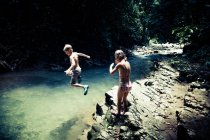Ragazzo e ragazza divertirsi in riva al fiume — Foto stock