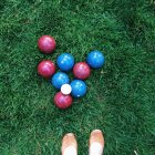 Бочче кульки на траві з жіночим взуттям — стокове фото