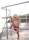 Criança subindo em trilhos de torre de salva-vidas — Fotografia de Stock