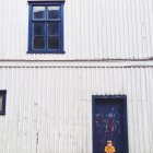 Мальчик сидит напротив дома — стоковое фото