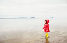 Chica caminando en la playa - foto de stock