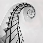 Escaleras de caracol en faro - foto de stock