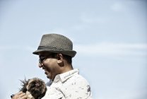 Uomo che gioca con il cane sulla spiaggia — Foto stock