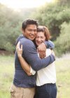 Paar umarmt sich auf Feld — Stockfoto