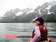 Femme kayak près des glaciers — Photo de stock