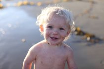 Niño pequeño con arena en la cara - foto de stock