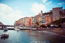 Case colorate nella piccola città italiana — Foto stock