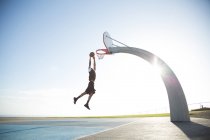 Mann spielt Basketball im Park — Stockfoto