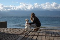 Mulher por mar com cão — Fotografia de Stock