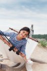 Усміхнена дівчина сидить на гамаку — стокове фото
