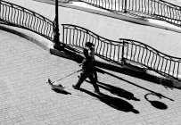 Paar geht mit Hund spazieren — Stockfoto