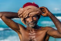 Pescador asiático en la playa - foto de stock