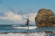 Pescador de inclinação pesca — Fotografia de Stock