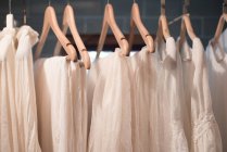 Білі сукні висить — стокове фото