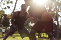 Los hombres juegan baloncesto en el parque - foto de stock