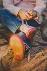 Девушка завязывая шнурки — стоковое фото