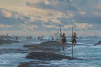 Dos pescadores de Stilt pesca - foto de stock