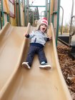 Хлопчик катається на дитячому майданчику — стокове фото