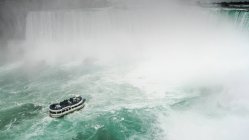 Touristenboot bei Niagarafällen — Stockfoto