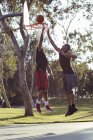 Чоловіки грають у баскетбол у парку — стокове фото