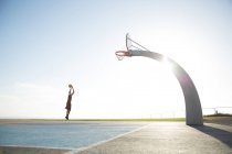 Чоловік грає в баскетбол в парку — стокове фото