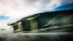 Hermoso mar rompiendo olas - foto de stock