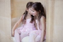 Kleine Balletttänzer in rosa Kleidern — Stockfoto