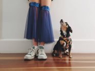 Девушка в танцевальном костюме с собакой — стоковое фото