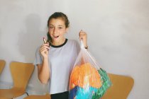 Девушка держит сумку и помаду — стоковое фото