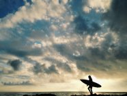 Silhouette of female surfer — Stock Photo
