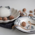 Nueces en platos de porcelana - foto de stock