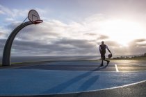 Hombre jugando baloncesto en el parque - foto de stock