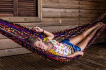 Девочка-подросток лежит в гамаке — стоковое фото