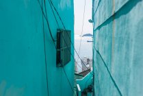 Море между двумя бирюзовыми домами — стоковое фото