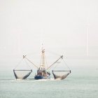 Рыболовный траулер в море — стоковое фото