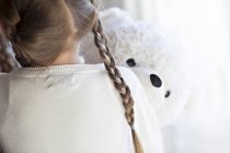 Menina abraçando Teddy Bear — Fotografia de Stock
