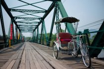 Pedicab vuoto sul ponte — Foto stock