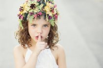 Menina segurando o dedo na frente da boca — Fotografia de Stock