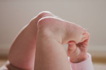 Маленькі дитячі ноги — стокове фото