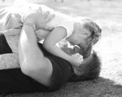 Отец играет с маленькой дочерью — стоковое фото