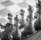 Tablero de ajedrez con figuras - foto de stock