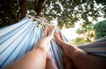 Couple relaxing in hammock — Stock Photo