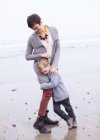 Madre e figlio sulla spiaggia — Foto stock