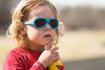 Портрет хлопчика з сонцезахисними окулярами — стокове фото