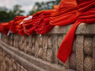Vestidos de monjes rojos en pared fortificada - foto de stock