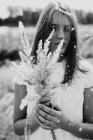 Fille avec bouquet d'herbe — Photo de stock