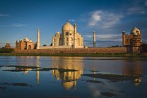 Taj Mahal refletindo no rio — Fotografia de Stock