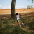 Fille courir avec chien — Photo de stock